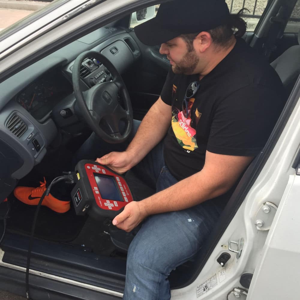 scottsdale locksmithing owner lior providing emergency locksmith services